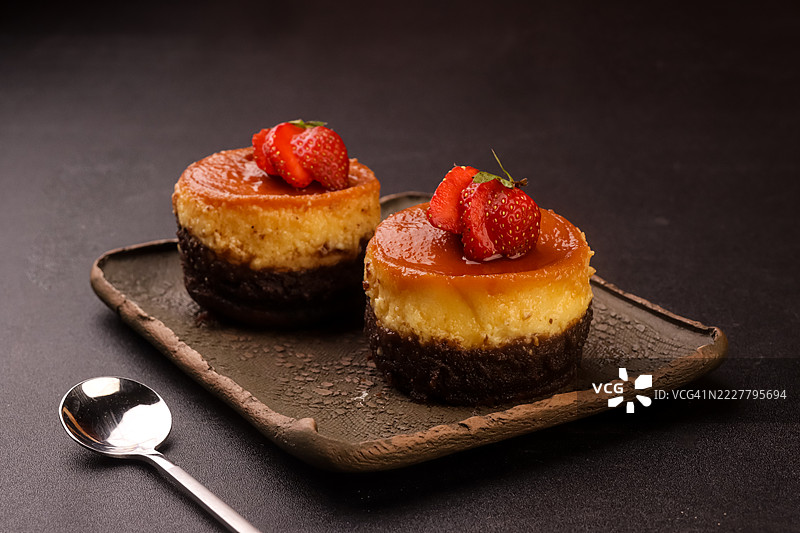 草莓奶酪焦糖蛋糕配布朗尼。图片素材