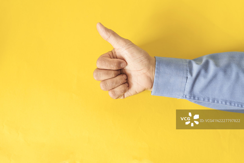 许多男性的手竖起大拇指图片素材