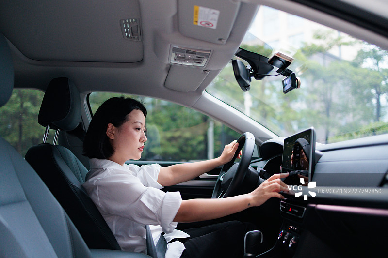 女性白领工作者驾驶汽车图片素材