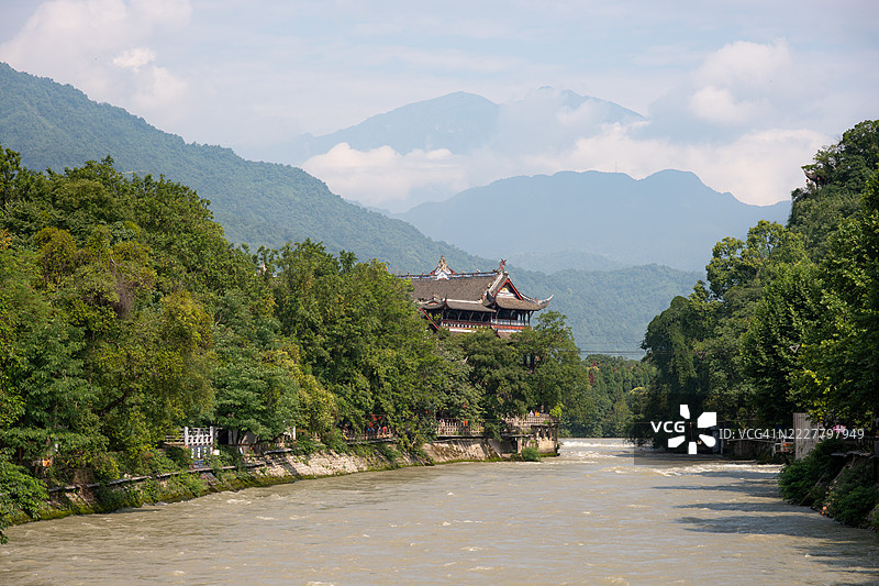 都江堰的传统亭子与郁郁葱葱的绿树环绕的风景河流环境图片素材