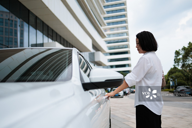 女性白领驾驶汽车图片素材