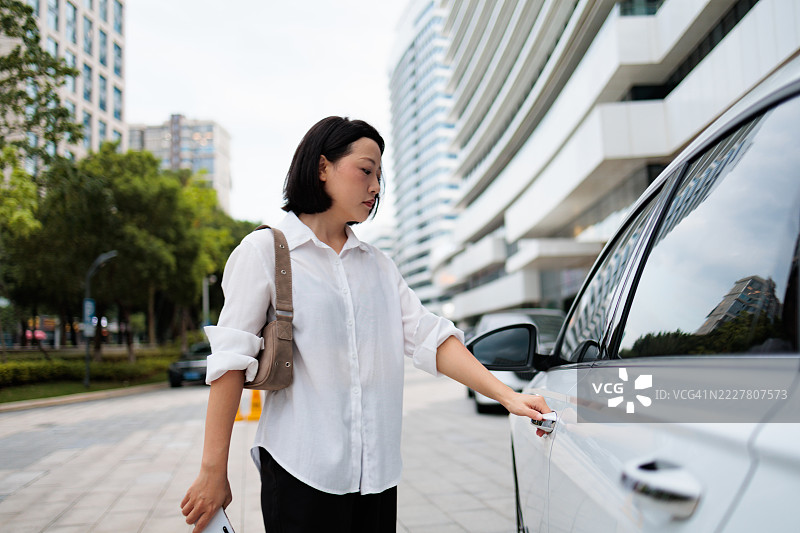 女性白领驾驶汽车图片素材