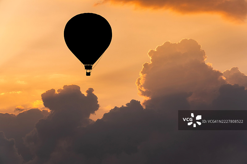 热气球在戏剧性的日落中图片素材