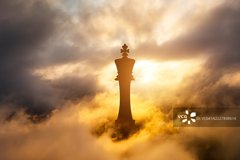 日落时分云中的国际象棋国王图片素材