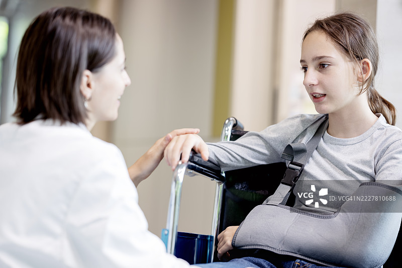 情感支持是患者护理的重要组成部分，因为它对患者的整体健康状况有着显著影响。医疗与健康。图片素材