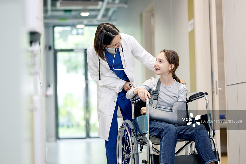 情感支持在治疗和康复中帮助患者感受到被倾听和被重视，促进了连接感和认同感。这反过来又增强了他们对治疗计划的承诺。图片素材