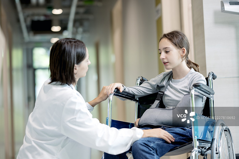 治疗和咨询服务对为经历过事故的儿童和青少年提供情感和心理支持至关重要。图片素材