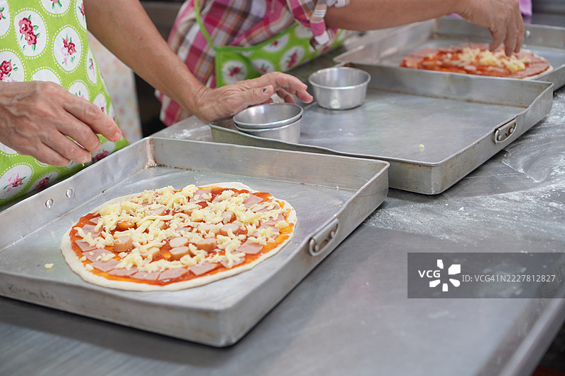 烹饪夏威夷披萨图片素材