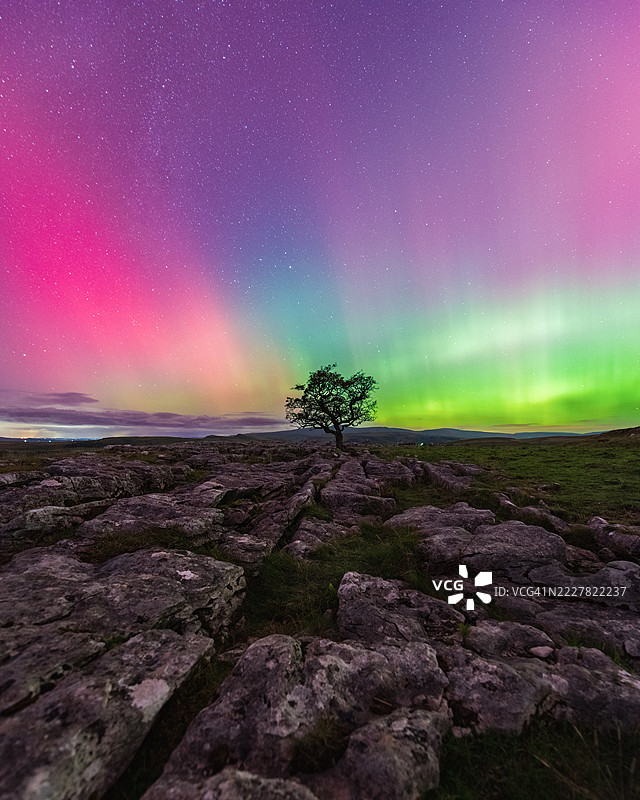 约克郡山谷的石灰岩铺面在绿色和红色极光下图片素材