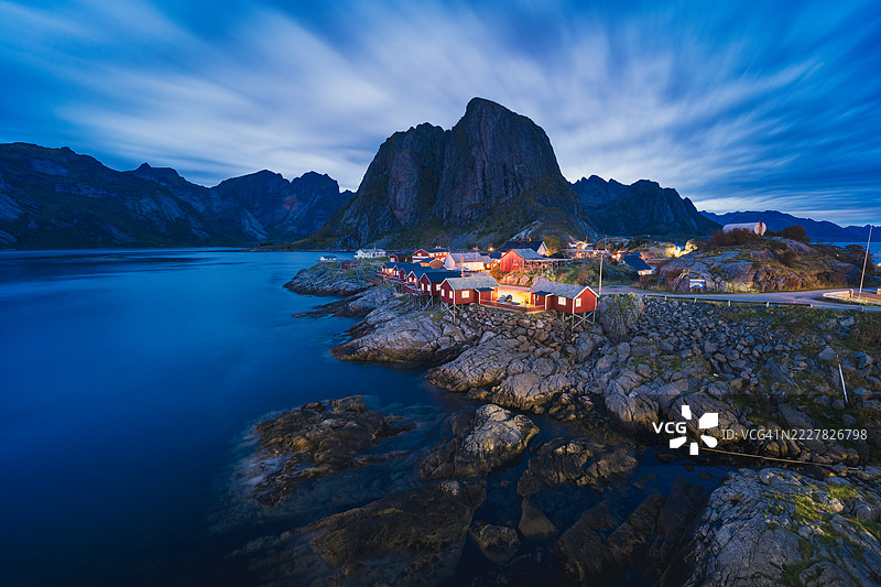 黄昏时分的哈姆诺伊观景点，天空美丽而富有情感，挪威洛弗敦群岛。长时间曝光。图片素材