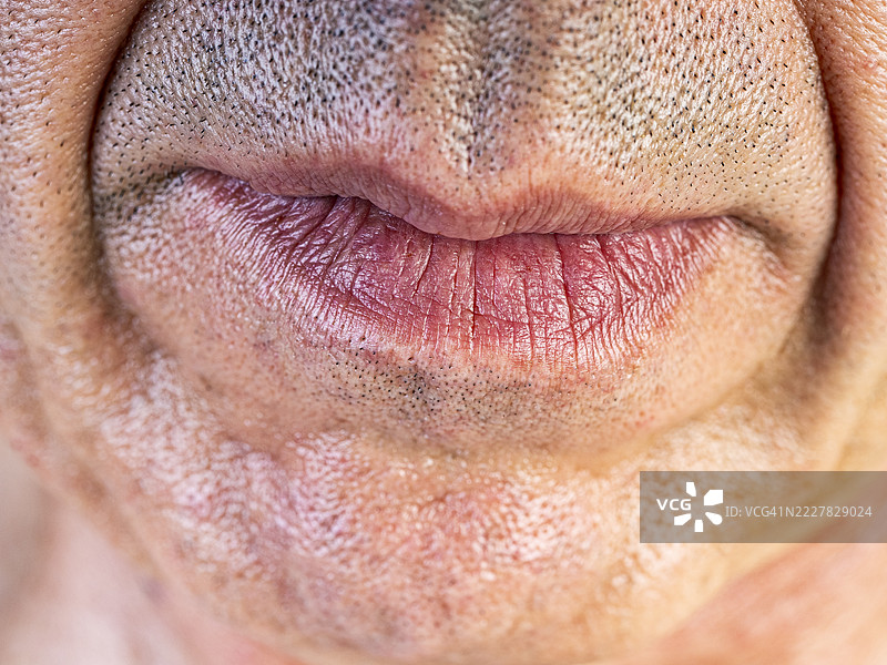 60岁白人男性的嘴唇和口腔。图片素材