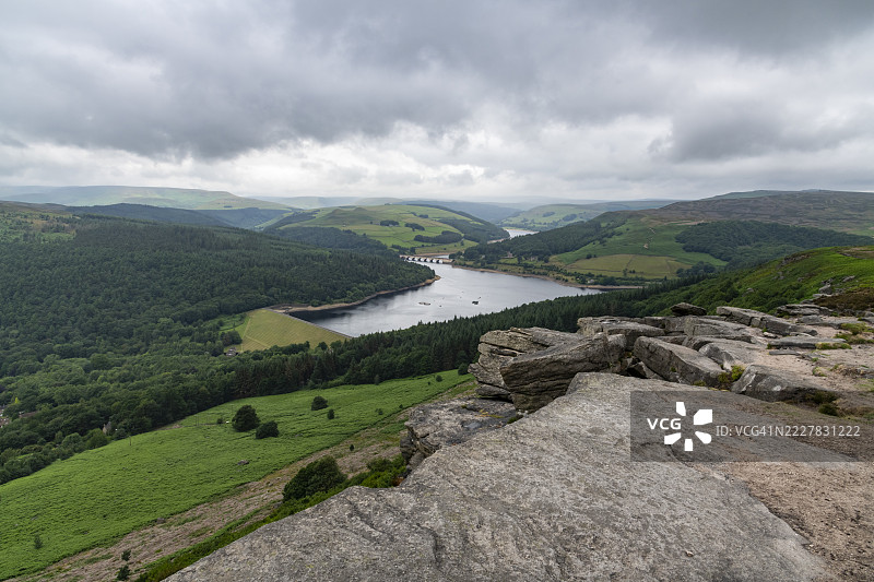 从班福德边缘俯瞰的莱迪鲍尔水库，皮克区，德比郡，英格兰图片素材