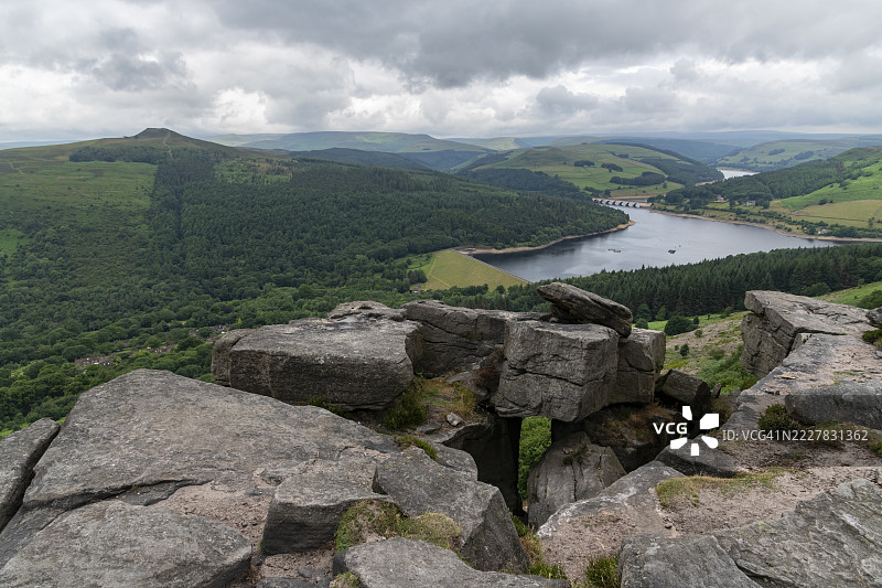 从班福德边缘俯瞰的莱迪鲍尔水库，皮克区，德比郡，英格兰图片素材