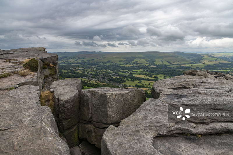 从巴姆福德边缘俯瞰，皮克区，德比郡，英格兰图片素材
