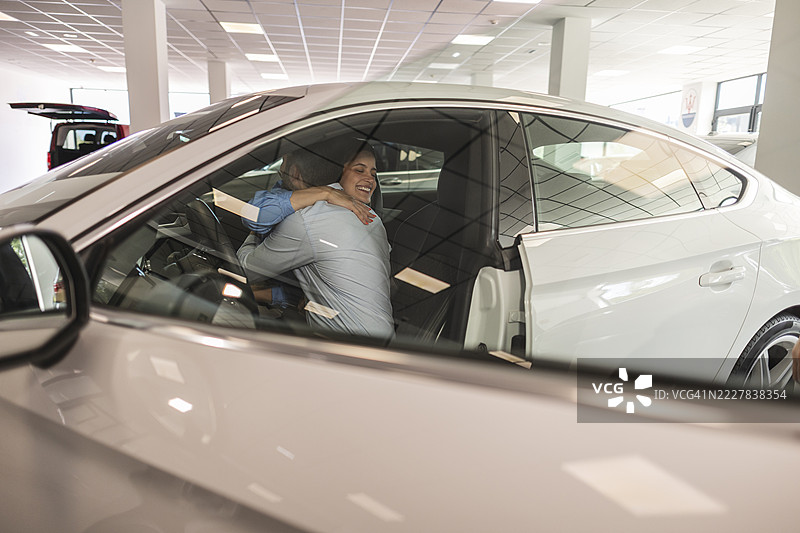 幸福的情侣在新车里相拥图片素材