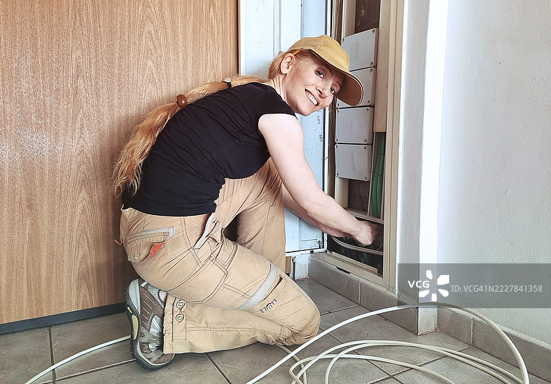 女修理工在工作并对着镜头微笑图片素材