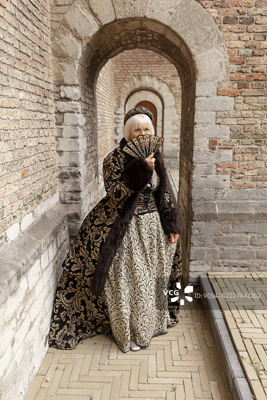 身穿传统荷兰服装的老年女性游客在代尔夫特进行一日游图片素材