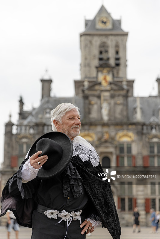 身穿传统荷兰服装的老年男性游客在代尔夫特进行一日游图片素材