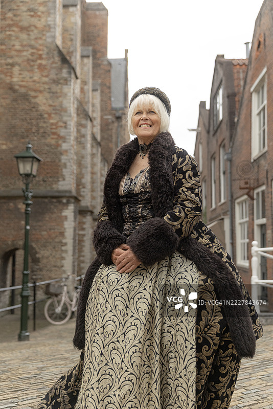 身穿传统荷兰服装的年长女性游客在代尔夫特进行一日游图片素材