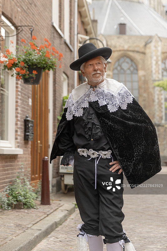 身穿传统荷兰服装的老年男性游客在代尔夫特进行一日游图片素材