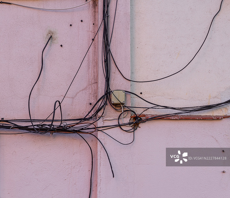 墙上的电缆杂乱无章图片素材
