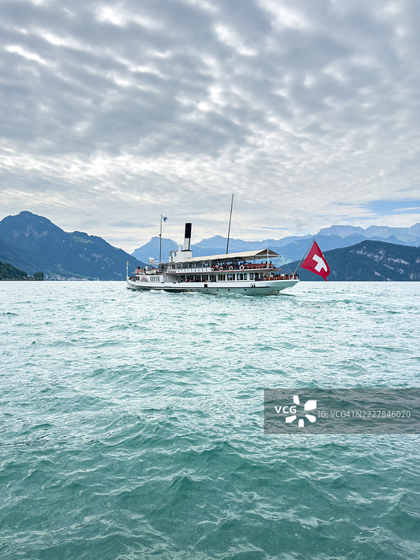 瑞士湖上的复古轮船与山脉图片素材
