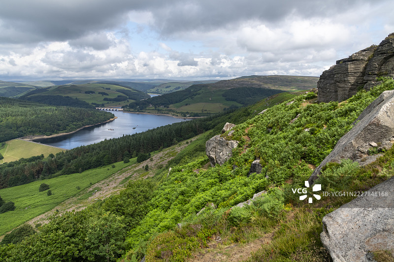 从班福德边缘俯瞰的莱迪博尔水库，皮克区，德比郡，英格兰图片素材