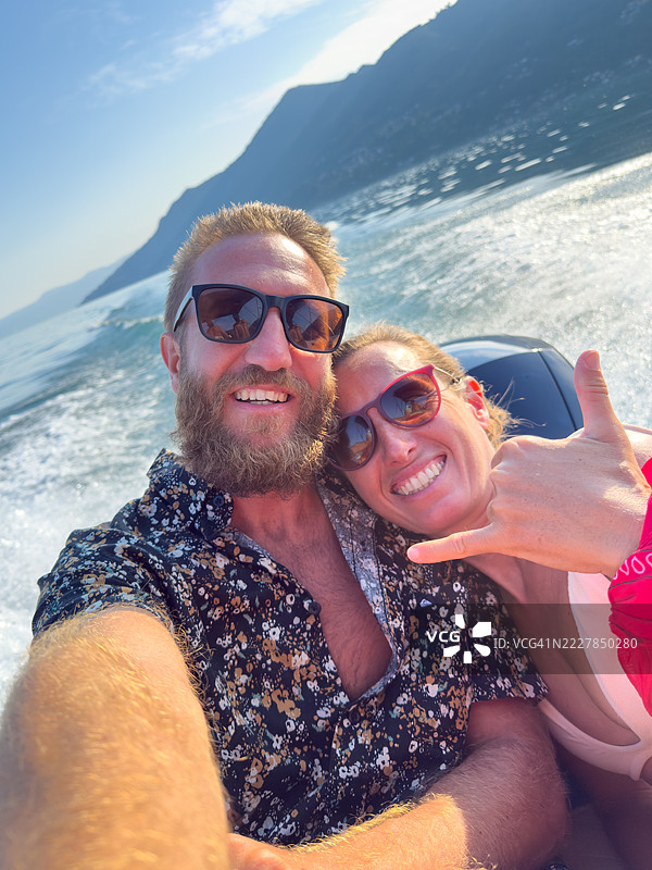 快乐情侣在快艇上自拍图片素材