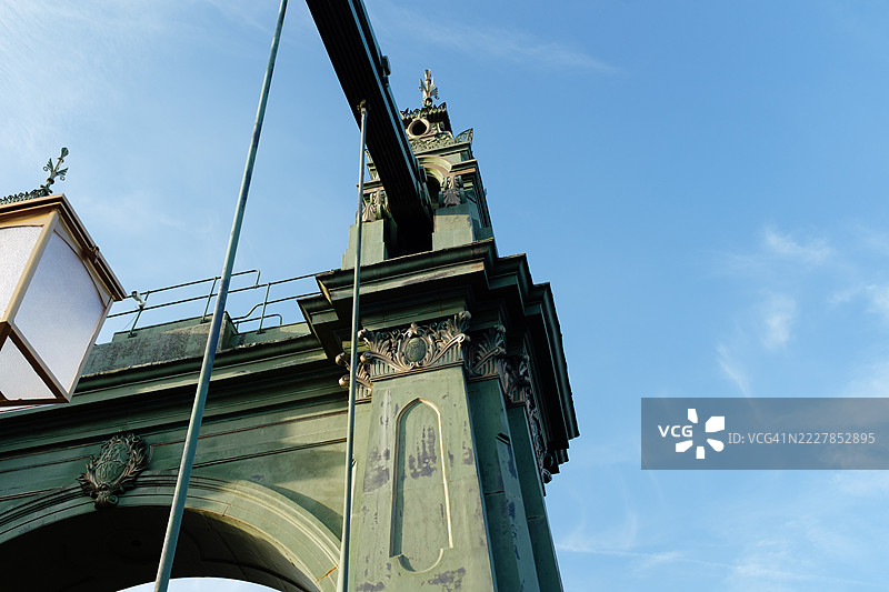 伦敦的哈默史密斯桥，展示支撑结构和路灯图片素材