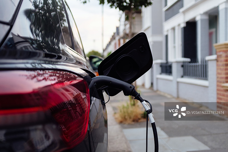 住宅街道上的电动车充电图片素材