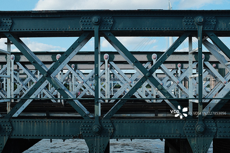 绿色金属铁路桥横跨一条河流图片素材