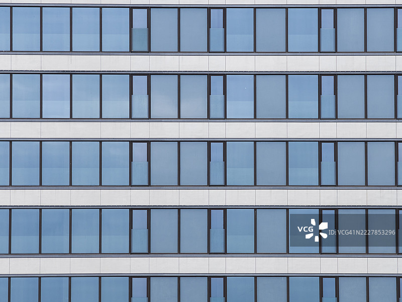 现代高层住宅建筑的玻璃外墙图片素材