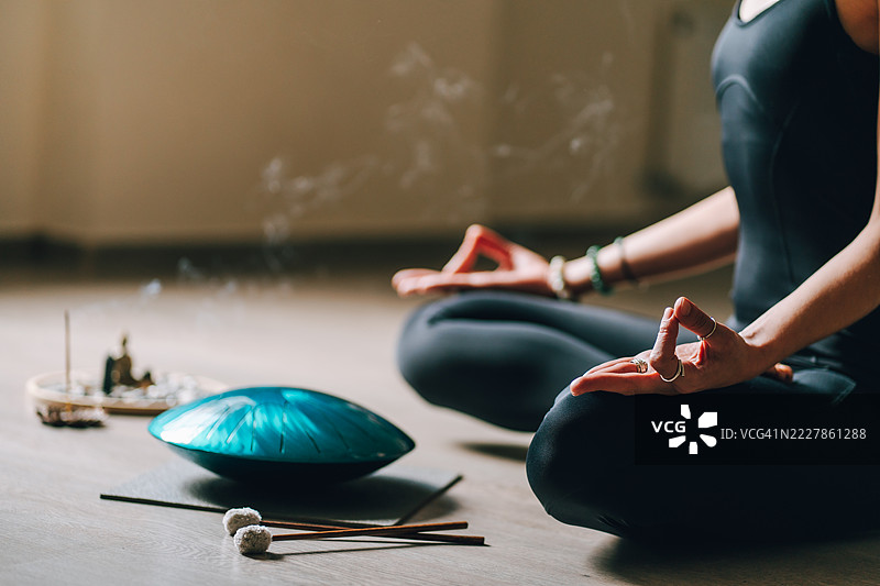 冥想氛围与香和手盘音乐图片素材