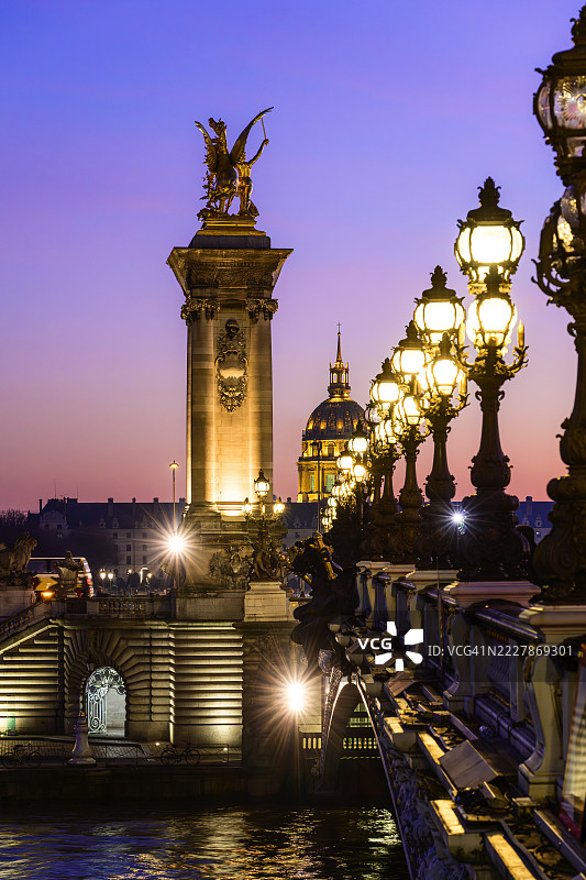 巴黎：亚历山大三世桥夜景，远眺荣军院圆顶图片素材