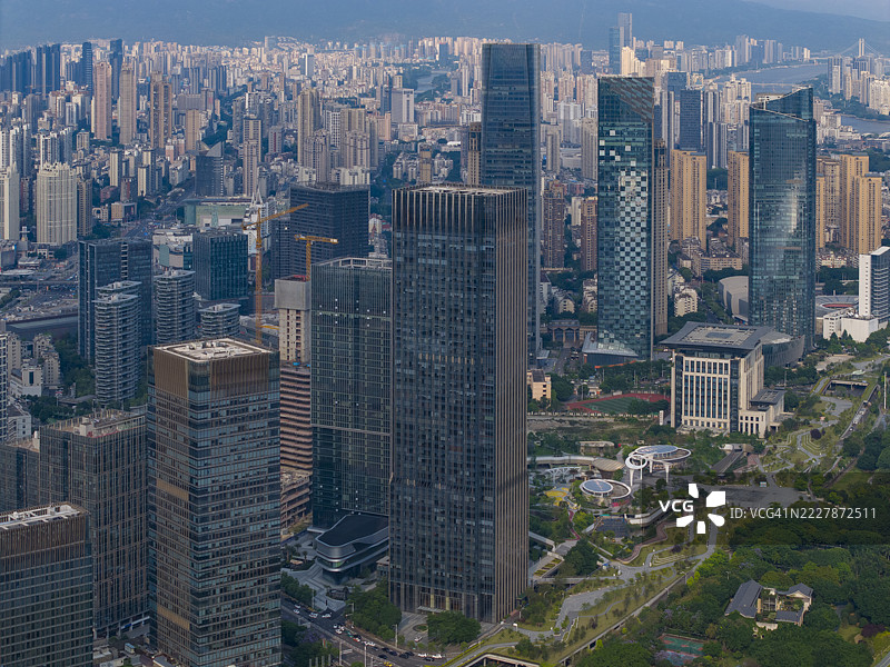 现代城市天际线的鸟瞰图图片素材