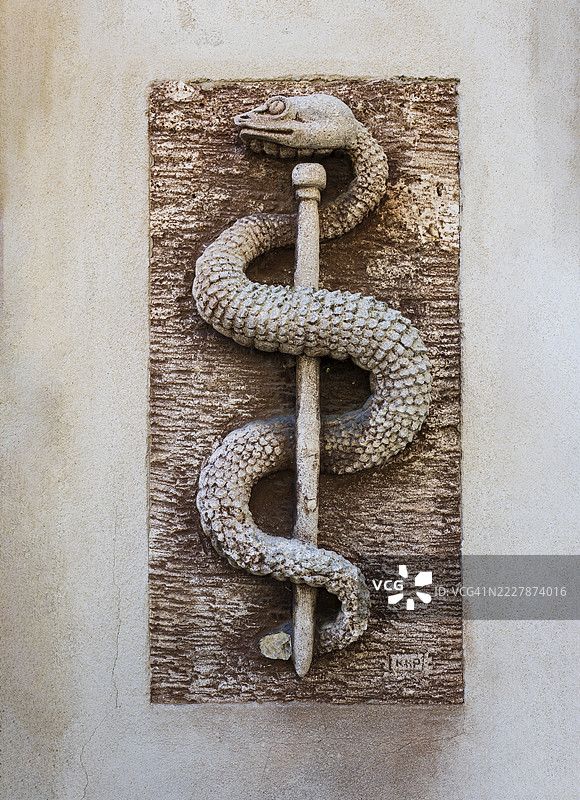 阿斯克勒庇俄斯之杖，药剂师符号在房屋墙壁上，朝圣地，阿尔托廷，上巴伐利亚，巴伐利亚，德国图片素材