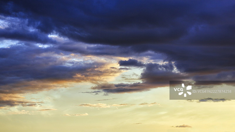 戏剧性的多云天空，黑暗的暴风云，傍晚的天空，文本空白区域，苏杜兰，冰岛图片素材