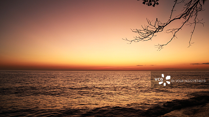 巴厘海日出前的天空，从桑比仁腾村看到的景象图片素材