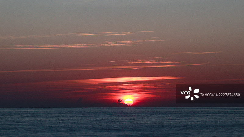 巴厘海的日出以慢速快门捕捉图片素材