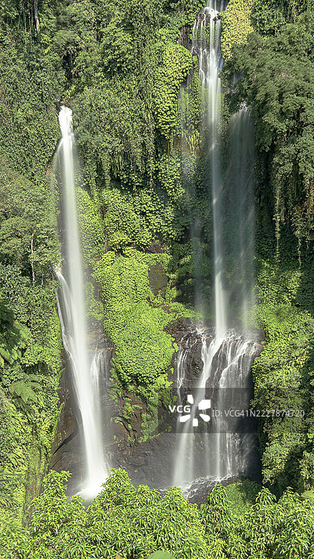 巴厘岛布勒伦的塞昆普尔瀑布，慢速快门拍摄。图片素材