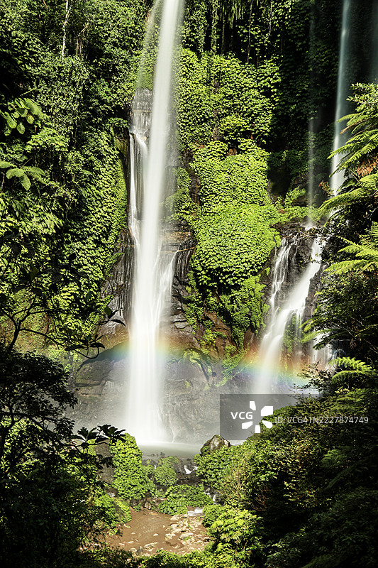 巴厘岛布勒伦的塞昆普尔瀑布上空的彩虹，慢速快门拍摄。图片素材