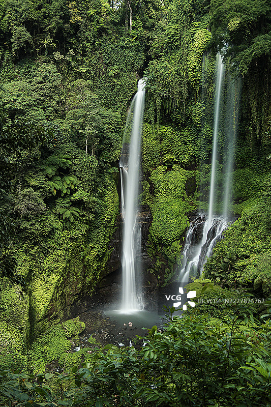 巴厘岛布勒伦的塞昆普尔瀑布，慢速快门拍摄。图片素材