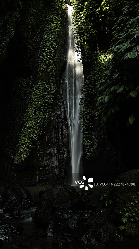 巴厘岛布勒伦的塞昆普尔瀑布，慢速快门拍摄。图片素材