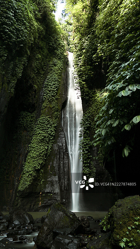 巴厘岛布勒伦的塞昆普尔瀑布，慢速快门拍摄。图片素材