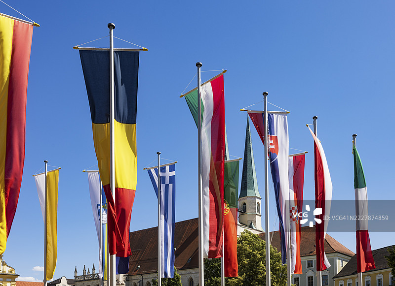 卡佩尔广场上的国旗与圣菲利普和圣雅各的大学教堂,朝圣地,奥尔滕,巴伐利亚上部,德国图片素材