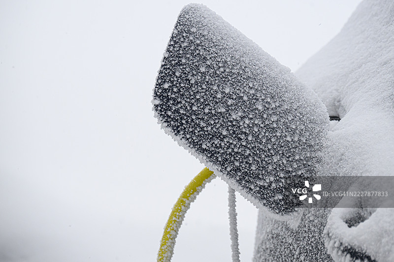 选择绿色科技，幸运的是，冬季大雪纷飞也不会影响电动车的充电。图片素材