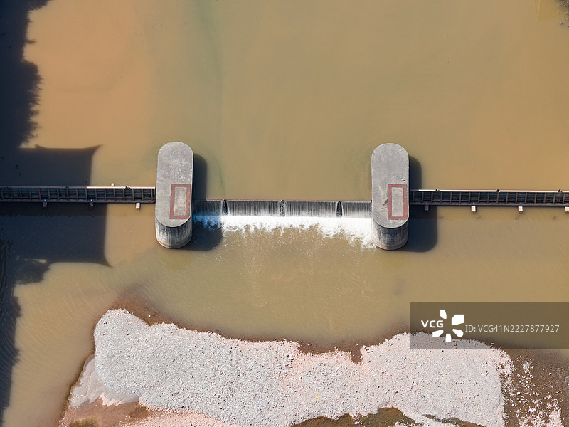 城市小溪上的小坝图片素材