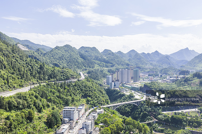高山上的高层住宅和道路图片素材
