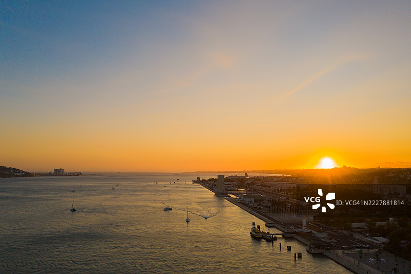 里斯本金色日落特茹河贝伦塔发现者纪念碑 航拍图片素材