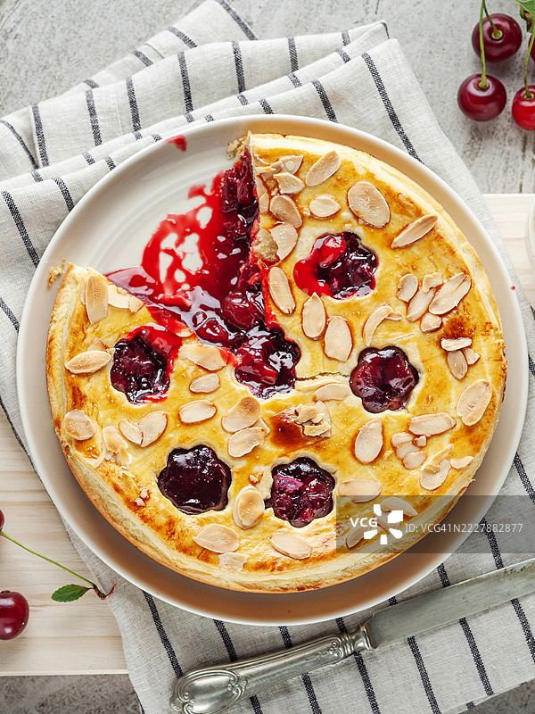 樱桃挞配咖啡。酸樱桃派。樱桃派。水果酥皮。自制挞，酥皮搭配酸樱桃果酱。图片素材